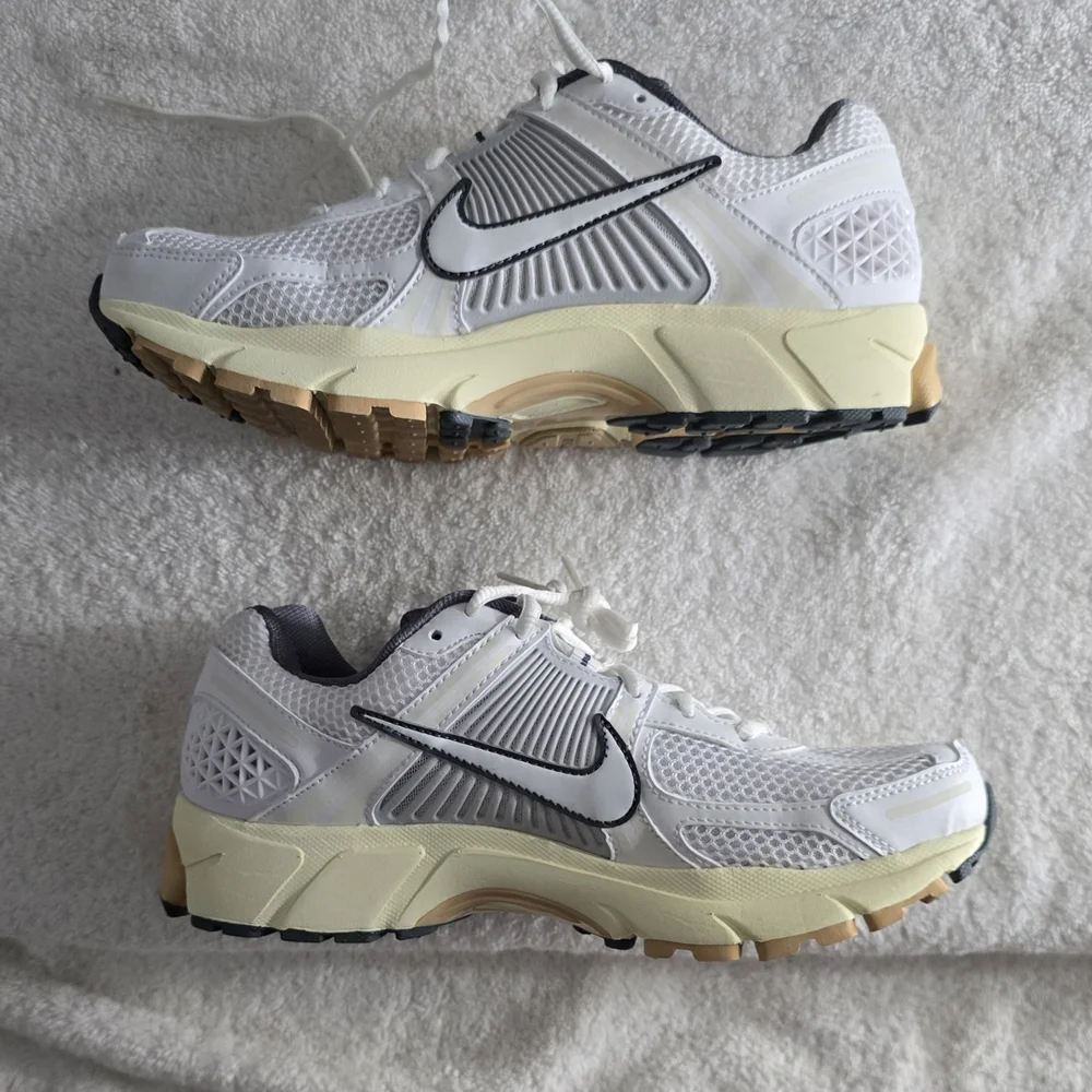 Nike Zoom Vomero 5 FJ2028-101 Men's Size 8.5/Women's Size 10 Summit White Shoes - Picture 2 of 5